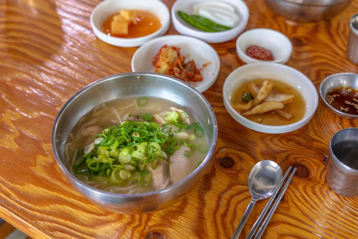 제주 국수 (출처 : 한국관광공사)
